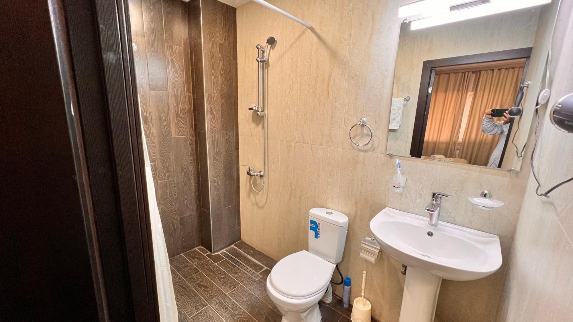 Elross Hotel Yerevan Ngoại thất bức ảnh